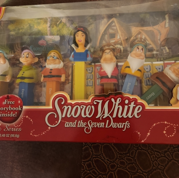 pez Other - Snow white and the 7 dwarfs  pez dispencer